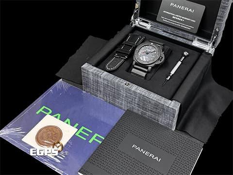 PANERAI 沛納海 Submersible Luna Rossa GMT PAM01039 兩地時間 美洲杯帆船賽 特別款 2024年保單 配件齊全 PAM1039 碳纖維複合物材質、高科技碳纖維船帆織紋面盤 潛水腕 自動上鍊 47mm