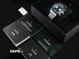 TUDOR 帝舵 Heritage Black Bay Chrono 碧灣 79360B-0002 計時碼錶 <font color=#0080FF>最新款「帝舵藍」錶面、錶圈 </font> 79360 B 不鏽鋼 <font color=#FF0000>專賣店限定款 2024年保卡 最新款五節錶帶搭配快速調節「T-fit」折疊扣</font> 自動上鍊 41mm