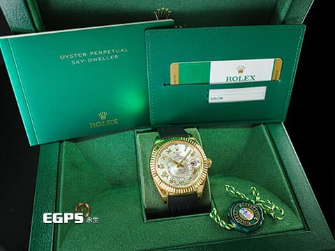 ROLEX 勞力士 Sky-Dweller 326138 天行者 沙羅裝置 年曆錶 黃K金材質  絕版羅馬數字面盤   相當少量的原廠深綠色錶盒，物以稀為貴，光這獨特的錶盒就值得珍藏！  自動上鏈  42mm