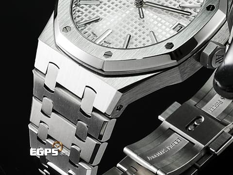 Audemars Piguet 愛彼 AP Royal Oak 皇家橡樹 15510ST.OO.1320ST.08 不鏽鋼材質 鍊帶款  2025年保卡 已貼膜&nbsp;經典銀白色格紋面盤&nbsp;AP字樣自動盤&nbsp;自動上鍊 41mm