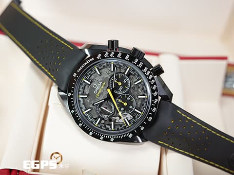 OMEGA 歐米茄 Speedmaster Apollo 8 超霸 阿波羅八號  黑色陶瓷材質 Dark Side of the Moon「月之暗面」鏤空面盤 31092445001001 計時碼表 登月錶 土星五號火箭小秒針 同軸擒縱 2024年保卡 手上鏈 44.25mm