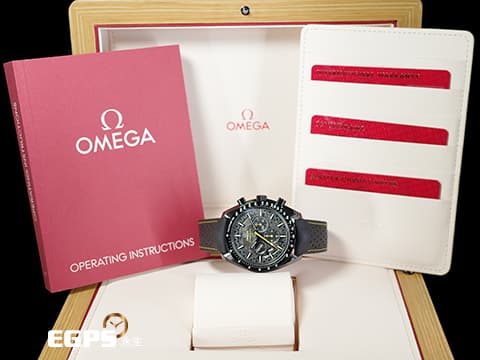 OMEGA 歐米茄 Speedmaster Apollo 8 超霸 阿波羅八號  黑色陶瓷材質 Dark Side of the Moon「月之暗面」鏤空面盤 31092445001001 計時碼表 登月錶 土星五號火箭小秒針 同軸擒縱 2024年保卡 手上鏈 44.25mm