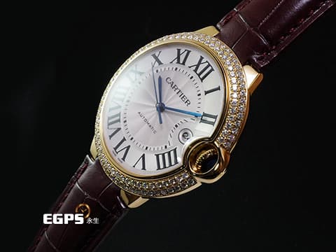 CARTIER 卡地亞 Ballon Bleu 藍氣球 18K黃金材質 2998 精鑲鑽石錶圈 鑲嵌藍色尖晶石錶冠、銀白色放射狀雕紋面盤、劍形藍鋼指針 自動上鍊 42mm