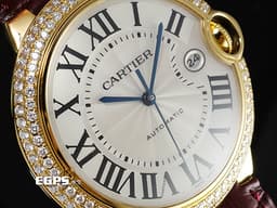 CARTIER 卡地亞 Ballon Bleu 藍氣球 18K黃金材質 2998 <font color=#ff00ff>精鑲鑽石錶圈</font> <font color=#ff0000>鑲嵌藍色尖晶石錶冠、銀白色放射狀雕紋面盤、劍形藍鋼指針</font> 自動上鍊 42mm