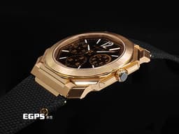 BVLGARI 寶格麗 Octo Finissimo Chrono GMT 系列 103468 18K玫瑰金材質 兩地時區 計時腕錶 <font color=#ffa07a>18K玫瑰金錶冠鑲飾黑色陶瓷 太陽紋棕色漆面錶盤飾</font> 八角形多稜角設計錶框 超薄 <font color=#FF0000>2023年保卡 </font> 自動上鍊 43mm