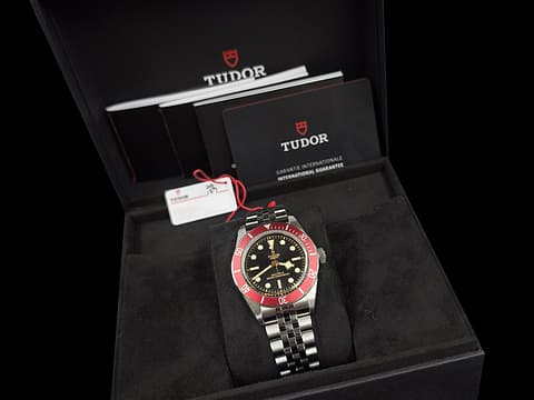 TUDOR 帝舵 Heritage Black Bay 碧灣 7941A1A0RU-0003 雪花針 新款紅水鬼 酒紅色外圈 不鏽鋼 水鬼 2025年保卡 搭配最新快速調節「T-fit」折疊扣 潛水錶 自動上鍊 41mm