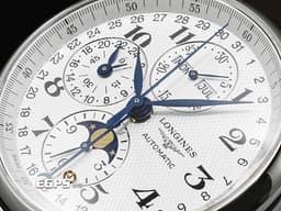 LONGINES 浪琴 Master Collection Chrono Moonphase 名匠 巨擘系列 L27734783&nbsp;<font color="#DDDDDD">銀白色經典麥粒飾紋面盤</font>&nbsp;全日曆 月相盈虧 計時碼表&nbsp;<font color="#0066FF">藍鋼指針</font>&nbsp;不鏽鋼&nbsp;<font color="#FF0000">2026年保單</font>&nbsp;自動上鏈 42mm