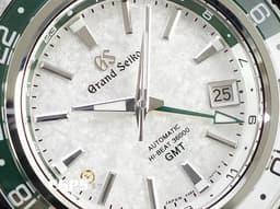 GRAND SEIKO 特級精工 Sport Collection SBGJ277 GMT兩地時間 <font color="#058703">SnowValley雪溪&nbsp;綠色陶瓷錶圈</font><font color="#009100"> 雪白色紋理面盤</font> 不鏽鋼材質&nbsp;<font color="#FF0000">2025年保卡&nbsp;</font>自動上鍊 44.2mm