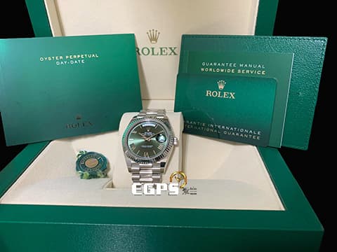 ROLEX 勞力士 Oyster Day-Date 40 蠔式 日期星期型 228239 紀念60周年 橄欖綠色面盤&nbsp;18K白金材質 DD40 經典三角坑紋錶框&nbsp;2021年新式保卡&nbsp;元首型（President）總統帶&nbsp;自動上鍊 40mm
