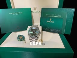 ROLEX 勞力士 Oyster Day-Date 40 蠔式 日期星期型 228239 <font color="#6b8e23">紀念60周年 橄欖綠色面盤&nbsp;</font>18K白金材質 DD40 經典三角坑紋錶框&nbsp;<font color="#ff0000">2021年新式保卡&nbsp;元首型（President）總統帶</font>&nbsp;自動上鍊 40mm
