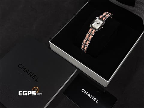 CHANEL 香奈兒 Première 原創款 H6359&nbsp;珍珠貝母面盤&nbsp;不鏽鋼&nbsp;淡粉紅色編織錶帶&nbsp;經典款&nbsp;2025年保卡 M尺寸錶鍊 &lt;14.1 - 15.4cm&gt;&nbsp;石英機芯 26.1x20mm