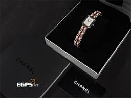 CHANEL 香奈兒 Première 原創款 H6359&nbsp;<span style="color: rgb(202, 223, 240);">珍珠貝母面盤&nbsp;</span>不鏽鋼&nbsp;<span style="color: rgb(255, 183, 221);">淡</span><span style="color: rgb(255, 183, 221);">粉紅色編織錶帶</span>&nbsp;經典款&nbsp;<span style="color: rgb(255, 0, 0);">2025年保卡 M尺寸錶鍊 &lt;14.1 - 15.4cm&gt;</span><font color="#ff0000">&nbsp;</font>石英機芯 26.1x20mm