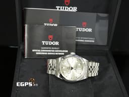 TUDOR 帝舵 Black Bay 79660 碧灣 雪花指針 不鏽鋼材質 <font color=#e6e1cb>淺香檳色放射紋面盤</font> <font color=#FF0000>2025年保卡 「T-fit」快調錶扣 </font> 自動上鍊 39mm