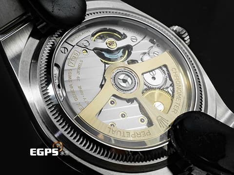 ROLEX 勞力士 Land-Dweller 40 蠔式 陸行者 127334 醇白色蜂巢圖案錶面 大三針 不鏽鋼&nbsp;最新款7135型機芯 透明錶背&nbsp;18K白金經典三角坑紋外圈&nbsp;2026年保卡 纖薄紀念型（Flat Jubilee）錶帶&nbsp;自動上鍊 40mm