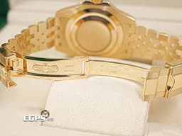 ROLEX 勞力士 GMT-Master II 蠔式 格林威治型 126718 GRNR 兩地時間&nbsp;<font color="#f5dea8">18K黃金材質</font>&nbsp;126718GRNR <font color="#a9a7a7">灰黑雙色Cerachrom陶質字圈</font>&nbsp;皮蛋圈&nbsp;<font color="#FF0000">2025年保單 紀念型五珠（Jubilee）錶帶</font> 自動上鍊 40mm