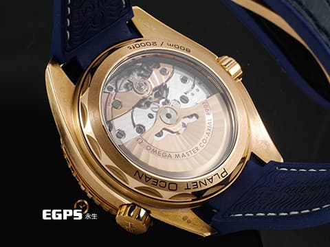 OMEGA 歐米茄 Planet Ocean 600&nbsp;21563442103001 18K玫瑰金材質 藍色陶瓷單向旋轉錶圈、錶殼&nbsp;2025年保卡 新錶訂價：999,000元&nbsp;同軸擒縱 自動上鏈 43.5mm