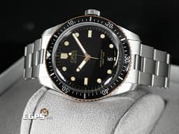Oris 豪利時 Divers Sixty-Five系列 1965 <font color="#EA7500">復刻1965年ORIS第一款潛水錶 青銅外圈 復古色時標</font>&nbsp;01733770743540782018 不鏽鋼 大三針 <font color="#ff0000">復古箱型藍寶石水晶玻璃</font>&nbsp;<font color="#FF0000">2023年台灣公司貨</font>&nbsp;自動腕錶 40mm