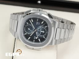 Patek Philippe 百達翡麗 PP錶 Nautilus Travel Time Flyback Chronograph 金鷹 鸚鵡螺 5990/1A-011<font color="#4169e1">&nbsp;</font><font color="#1461a9">藍色漸層橫條紋面盤</font>&nbsp;兩地時區 飛返 計時碼錶 不鏽鋼 <font color="#ff0000">新一代鋼王</font>&nbsp;<font color="#FF0000">2026年保單&nbsp;</font>自動上鏈 40.5mm