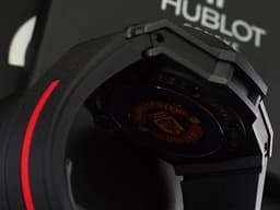 HUBLOT 宇舶錶 GENEVE 716.CI.1129RX <font color="#05f0f0">日內瓦印記</font> <font color="#ff0000">紅魔鬼 曼聯足球連名款 黑色限量 500只</font> 自動上鍊 46mm
