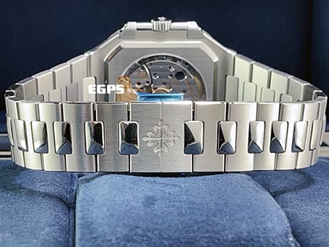 Patek Philippe 百達翡麗 PP Cubitus 5821/1A-001 不鏽鋼材質&nbsp;綠色橫條浮雕日輝紋面盤&nbsp;大三針&nbsp;方形圓角錶殼 橄欖綠 2026年保單  自動上鍊 45mm