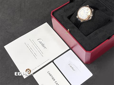 CARTIER 卡地亞 Ballon Bleu 藍氣球 WGBB0053&nbsp;原廠鑲嵌21顆鑽石 (共重0.10克拉) 銀白色陽光射線壓紋錶盤 中型 經典鑲嵌藍色尖晶石錶冠 玫瑰金材質 2024年保卡 自動上鍊 36mm