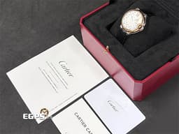 CARTIER 卡地亞 Ballon Bleu 藍氣球 WGBB0053<font color="#ededeb">&nbsp;原廠鑲嵌21顆鑽石 (共重0.10克拉) 銀白色陽光射線壓紋錶盤 </font>中型 經典鑲嵌<font color="#2858c8">藍色尖晶石</font>錶冠 玫瑰金材質 <font color="#FF0000">2024年保卡</font> 自動上鍊 36mm