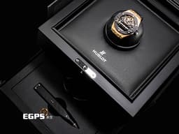 HUBLOT 宇舶 BIG BANG系列 MP-11 911.0Q.0118.RX <font color="#05f0f0">皇金3D碳纖維材質 鏤空面盤</font> <font color="#FF00FF">14天動力儲存 動力儲存顯示卷軸</font> <font color="#FF0000">2026年電子保卡 全球限量100只 新錶訂價：2,988,000元</font>&nbsp;自動上鍊 45mm