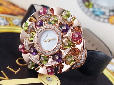BVLGARI 寶格麗 Divas’ Dream 彩寶 102217 18K玫瑰金材質 豐富寶石交織設計 白色貝殼面盤 原廠鑲嵌鑽石錶圈&nbsp;2019年保單 台灣公司貨 新錶訂價：1,440,000元 石英機芯 39mm
