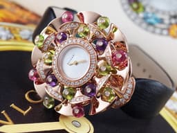 BVLGARI 寶格麗 Divas’ Dream 彩寶 102217 18K玫瑰金材質 <font color="#05f0f0">豐富寶石交織設計 白色貝殼面盤 原廠鑲嵌鑽石錶圈</font>&nbsp;<font color="#ff0000">2019年保單 台灣公司貨 新錶訂價：1,440,000元</font> 石英機芯 39mm