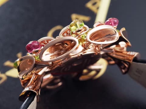 BVLGARI 寶格麗 Divas’ Dream 彩寶 102217 18K玫瑰金材質 豐富寶石交織設計 白色貝殼面盤 原廠鑲嵌鑽石錶圈&nbsp;2019年保單 台灣公司貨 新錶訂價：1,440,000元 石英機芯 39mm