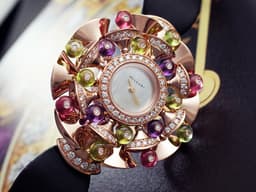 BVLGARI 寶格麗 Divas’ Dream 彩寶 102217 18K玫瑰金材質 <font color="#05f0f0">豐富寶石交織設計 白色貝殼面盤 原廠鑲嵌鑽石錶圈</font>&nbsp;<font color="#ff0000">2019年保單 台灣公司貨 新錶訂價：1,440,000元</font> 石英機芯 39mm
