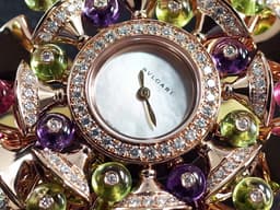 BVLGARI 寶格麗 Divas’ Dream 彩寶 102217 18K玫瑰金材質 <font color="#05f0f0">豐富寶石交織設計 白色貝殼面盤 原廠鑲嵌鑽石錶圈</font>&nbsp;<font color="#ff0000">2019年保單 台灣公司貨 新錶訂價：1,440,000元</font> 石英機芯 39mm