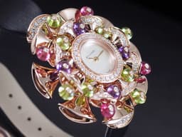 BVLGARI 寶格麗 Divas’ Dream 彩寶 102217 18K玫瑰金材質 <font color="#05f0f0">豐富寶石交織設計 白色貝殼面盤 原廠鑲嵌鑽石錶圈</font>&nbsp;<font color="#ff0000">2019年保單 台灣公司貨 新錶訂價：1,440,000元</font> 石英機芯 39mm