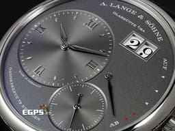 A.Lange &amp; Sohne 朗格 Lange 1 137.038 18K白金材質<font color="#05f0f0">  經典大日期窗 動力儲存顯示&nbsp;</font> <font color="#ff0000">2023年保單 新錶訂價：1,481,000元</font><font color="#ff0000" style="font-size: 10pt;">&nbsp;</font><span style="font-size: 10pt;">手上鍊 41mm</span>