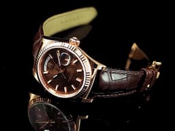ROLEX 勞力士 Day-Date DD36 星期日曆型 皮帶款 118135 18K玫瑰金材質 <font color="#FF0000">保有部分原廠膠膜</font>&nbsp;<font color="#f4c88b">典雅 巧克力色面盤</font> 自動上鍊 36mm