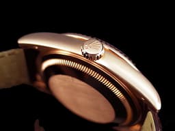 ROLEX 勞力士 Day-Date DD36 星期日曆型 皮帶款 118135 18K玫瑰金材質 <font color="#FF0000">保有部分原廠膠膜</font>&nbsp;<font color="#f4c88b">典雅 巧克力色面盤</font> 自動上鍊 36mm