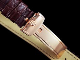 ROLEX 勞力士 Day-Date DD36 星期日曆型 皮帶款 118135 18K玫瑰金材質 <font color="#FF0000">保有部分原廠膠膜</font>&nbsp;<font color="#f4c88b">典雅 巧克力色面盤</font> 自動上鍊 36mm