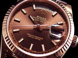 ROLEX 勞力士 Day-Date DD36 星期日曆型 皮帶款 118135 18K玫瑰金材質 <font color="#FF0000">保有部分原廠膠膜</font>&nbsp;<font color="#f4c88b">典雅 巧克力色面盤</font> 自動上鍊 36mm