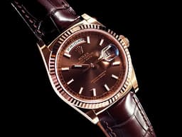 ROLEX 勞力士 Day-Date DD36 星期日曆型 皮帶款 118135 18K玫瑰金材質 <font color="#FF0000">保有部分原廠膠膜</font>&nbsp;<font color="#f4c88b">典雅 巧克力色面盤</font> 自動上鍊 36mm