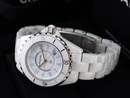 CHANEL 香奈兒 J12 BLUE LIGHT H3826 白色陶瓷材質 <font color=#70cce1>藍色夜光數字時標</font> <font color=#ff0000> 全球限量2000只 2024年已回原廠保養</font> 石英機芯 33mm