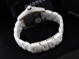 CHANEL 香奈兒 J12 BLUE LIGHT H3826 白色陶瓷材質 <font color=#70cce1>藍色夜光數字時標</font> <font color=#ff0000> 全球限量2000只 2024年已回原廠保養</font> 石英機芯 33mm
