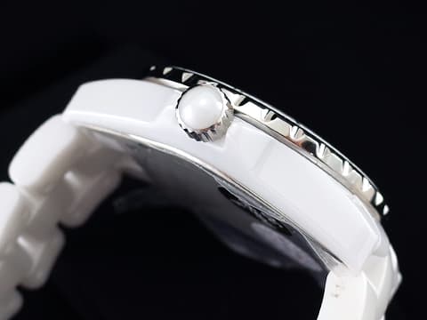 CHANEL 香奈兒 J12 BLUE LIGHT H3826 白色陶瓷材質 藍色夜光數字時標  全球限量2000只 2024年已回原廠保養 石英機芯 33mm