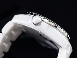CHANEL 香奈兒 J12 BLUE LIGHT H3826 白色陶瓷材質 <font color=#70cce1>藍色夜光數字時標</font> <font color=#ff0000> 全球限量2000只 2024年已回原廠保養</font> 石英機芯 33mm
