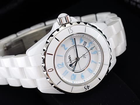 CHANEL 香奈兒 J12 BLUE LIGHT H3826 白色陶瓷材質 藍色夜光數字時標  全球限量2000只 2024年已回原廠保養 石英機芯 33mm