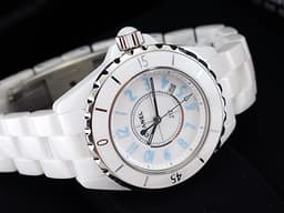 CHANEL 香奈兒 J12 BLUE LIGHT H3826 白色陶瓷材質 <font color=#70cce1>藍色夜光數字時標</font> <font color=#ff0000> 全球限量2000只 2024年已回原廠保養</font> 石英機芯 33mm