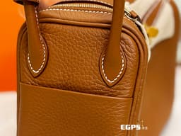 HERMES 愛馬仕 Mini Lindy II 19 TC牛皮 轉釦手提 <font color="#05f0f0">金棕色 (色號37)</font>&nbsp;<font color="#fafa01">金扣</font>&nbsp;<font color="#ff0000">W刻</font>&nbsp;<div><font color="#fa00fa">斜背兩用包 Taurillon Clemence(T/C)皮革</font></div>