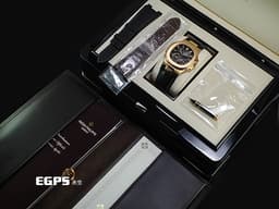 Patek Philippe 百達翡麗 PP錶 Nautilus 金鷹系列 鸚鵡螺 5712R-001 停產款 18K玫瑰金材質 <font color="#f8d0af">漸層深灰色橫條紋面盤 月相顯示</font> <font color="#FF0000">2017年保單 台灣公司貨</font>&nbsp;自動上鏈 38x43mm