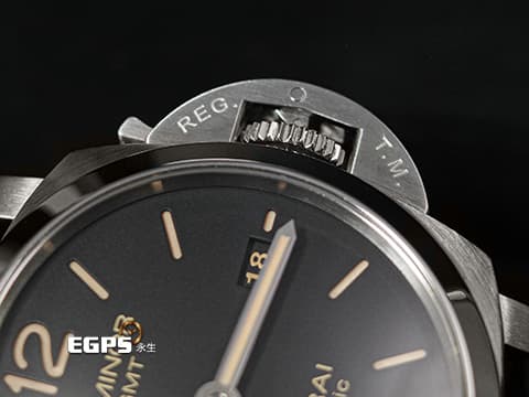 PANERAI 沛納海 Luminor GMT 3 Days PAM01320 經典三明治面盤 淡褐色夜光時標 菸草面 PAM1320 藍色小秒針 三日鍊 兩地時區 動能顯示 絕版透明錶背款 自動上鍊 44mm