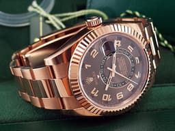 ROLEX 勞力士 Sky-Dweller 326935 天行者 年曆錶 兩地時區 18K玫瑰金材質 <font color="#fdb768">巧克力色面盤 阿拉伯數字時標</font>&nbsp;自動上鏈 42mm