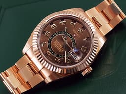 ROLEX 勞力士 Sky-Dweller 326935 天行者 年曆錶 兩地時區 18K玫瑰金材質 <font color="#fdb768">巧克力色面盤 阿拉伯數字時標</font>&nbsp;自動上鏈 42mm